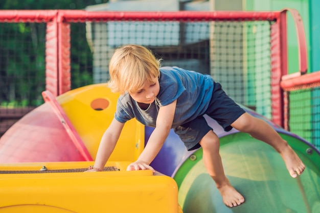 Adorabile bambino che si diverte al parco giochi