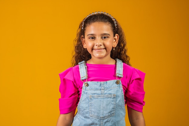 Adorabile bambino con i capelli ondulati felici