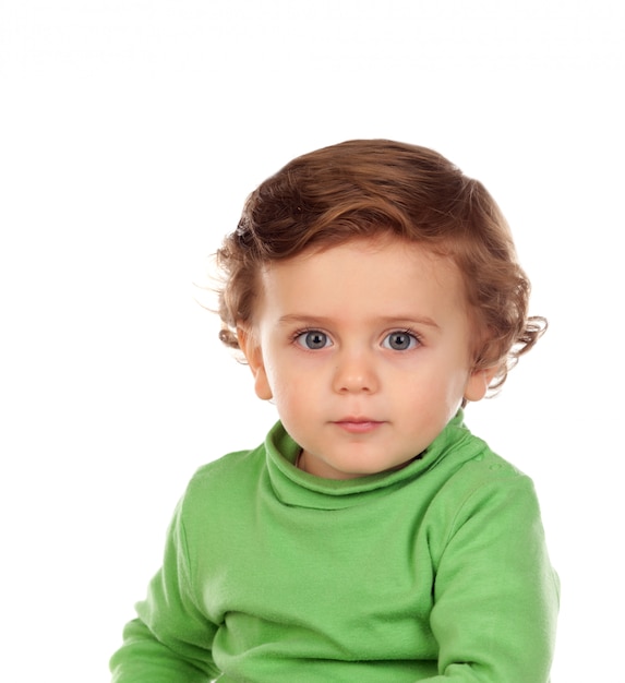 Adorabile bambino con la camicia verde