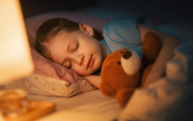 Adorabile bambino dorme nel letto.