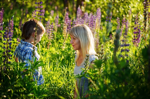 Adorabile bambino e mamma nel parco di primavera, fiore e presente.