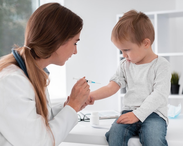 Adorabile bambino in attesa di essere controllato dal medico