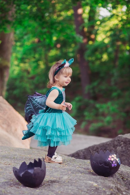 adorabile bambino in un costume da drago appena uscito da un uovo