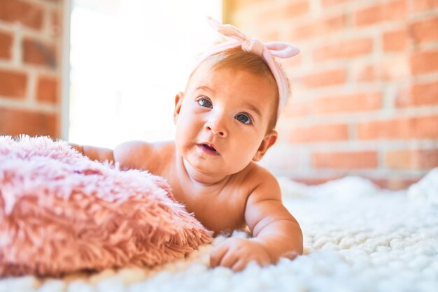 Adorabile bambino sdraiato sulla coperta sul pavimento a casa Neonato rilassante e riposante comodo