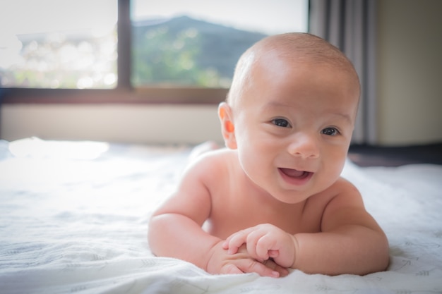 adorabile bambino su lenzuola morbide