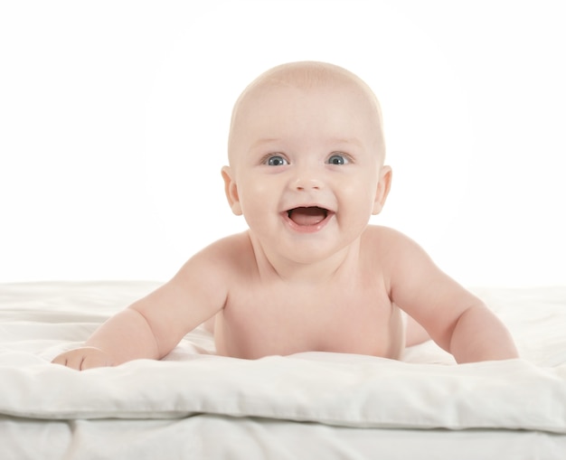 Adorabile bambino sulla coperta su uno sfondo bianco