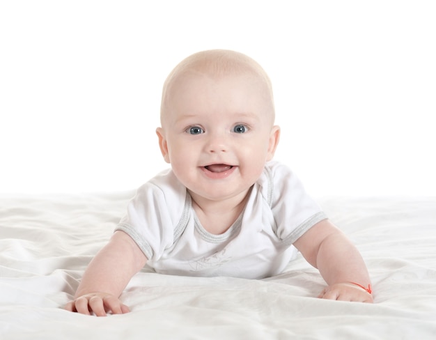 Adorabile bambino sulla coperta su uno sfondo bianco