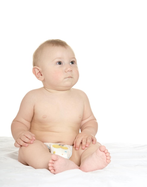 Adorabile bambino sulla coperta su uno sfondo bianco