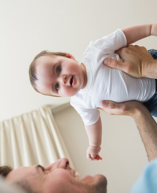 Adorabile bambino trasportato dal padre