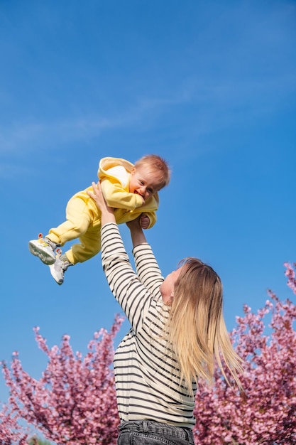 Adorabile bambino vomitato da una mamma allegra