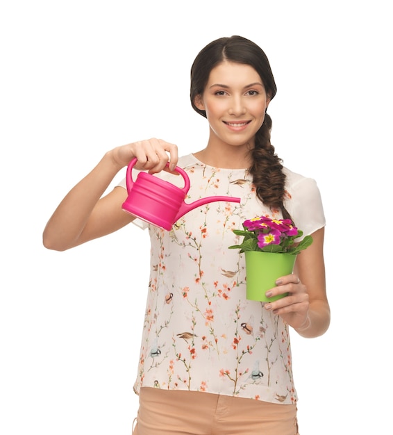 adorabile casalinga con fiori in vaso e annaffiatoio