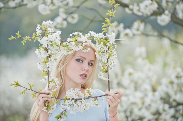 Adorabile donna con cornice di fiori sboccianti bianchi