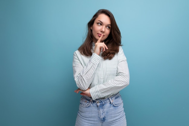 Adorabile donna dai capelli castani di un anno con una pettinatura ben curata