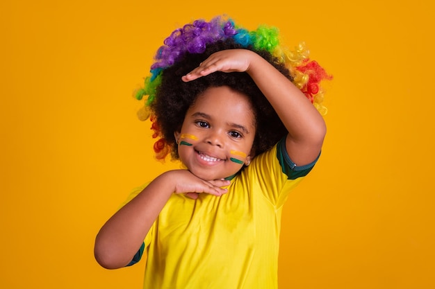 Adorabile fan brasiliana afro ragazza vestita in abito da coppa del mondo