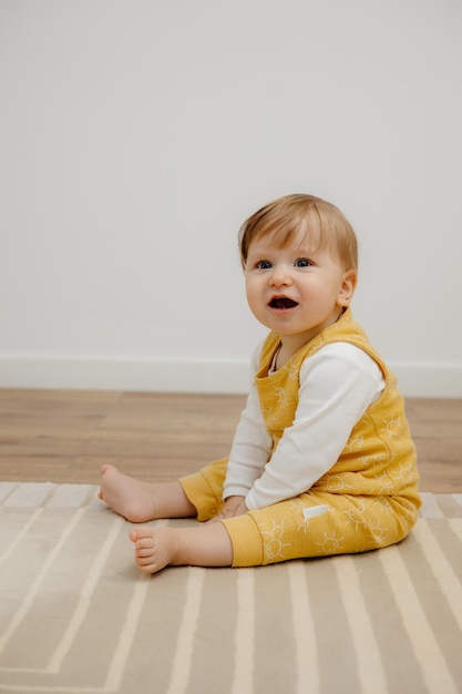 Adorabile fare da baby-sitter sul ritratto del bambino del pavimento