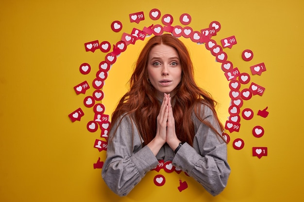 adorabile femmina rossa che implora chiedendo di dare una certa tariffa per pubblicare e foto