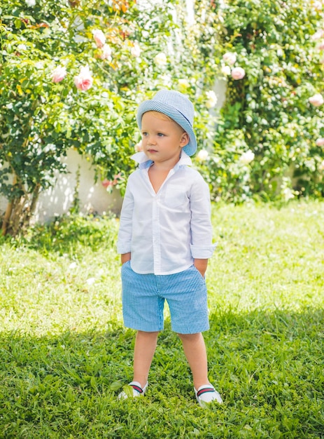 Adorabile fresco stile estivo bambino ragazzo oudoor. Moda per bambini.