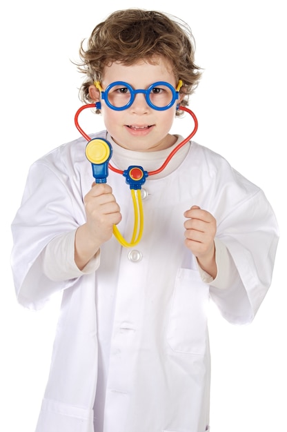 Adorabile futuro medico su uno sfondo bianco