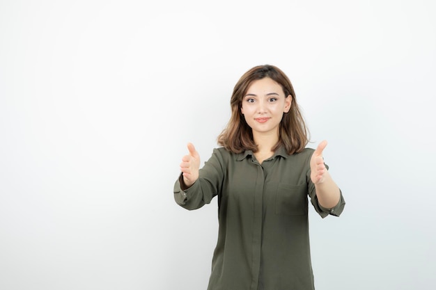 Adorabile giovane donna in abito casual in piedi e in posa. Foto di alta qualità