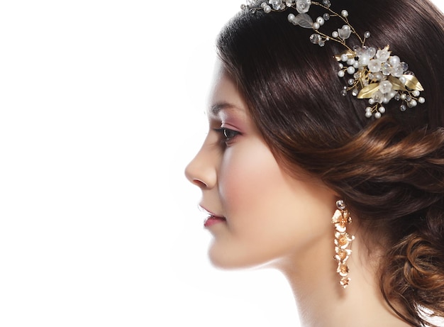 Adorabile giovane sposa con uno splendido diadema tra i capelli