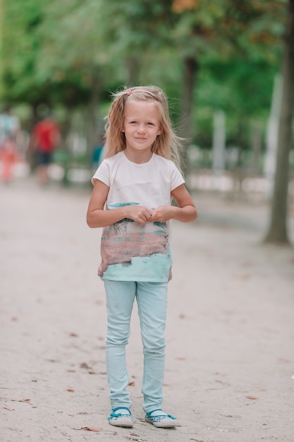 Adorabile moda bambina all'aperto nei giardini delle Tuileries, Parigi