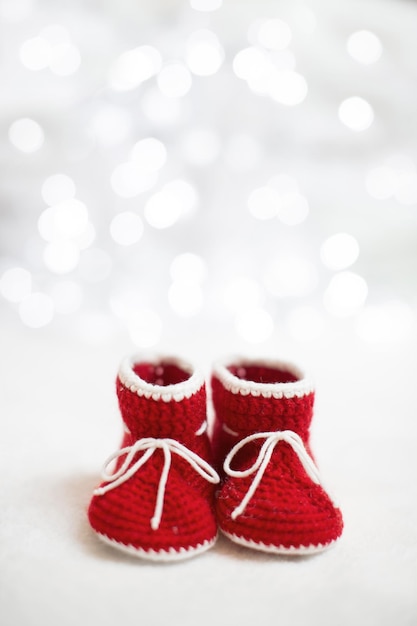 Adorabile neonato addormentato che indossa il cappello di Babbo Natale Natale Capodanno