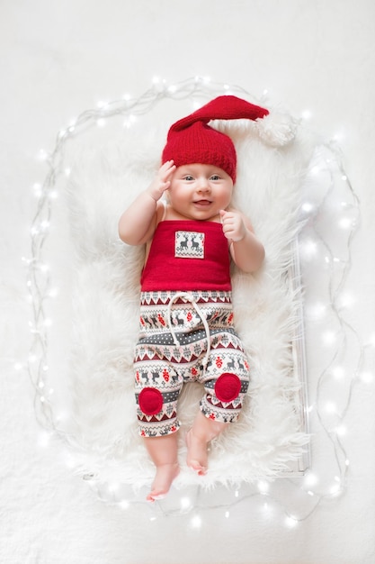 Adorabile neonato addormentato che indossa il cappello di Babbo Natale Natale Capodanno