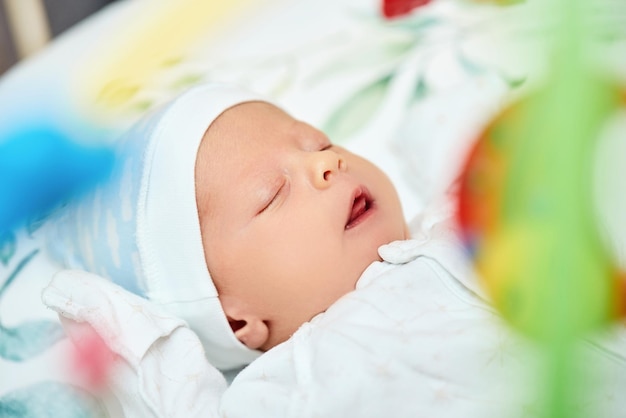 Adorabile neonato che dorme nel letto