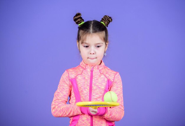 Adorabile piccolo atleta Bambina nel club sportivo Simpatico tennista Allenamento sportivo per bambini Sport e tempo libero Il tennis è il mio sport preferito