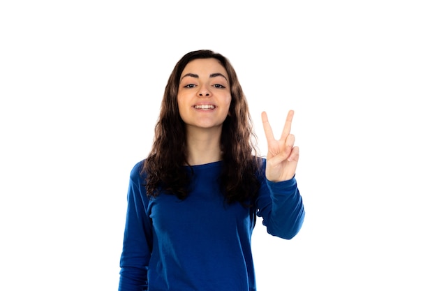 Adorabile ragazza adolescente con maglione blu isolato su un muro bianco