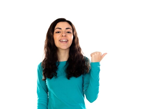 Adorabile ragazza adolescente con maglione blu isolato su un muro bianco