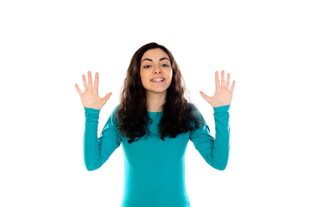 Adorabile ragazza adolescente con maglione blu isolato su un muro bianco