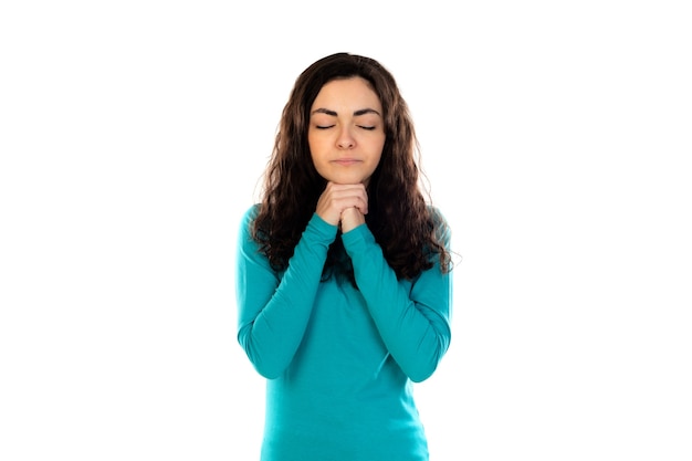 Adorabile ragazza adolescente con maglione blu isolato su un muro bianco