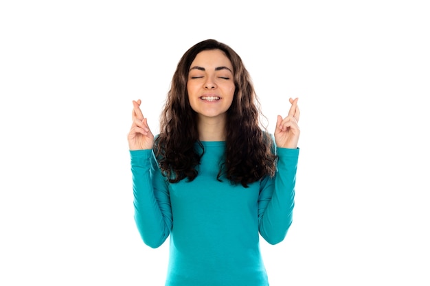 Adorabile ragazza adolescente con maglione blu isolato su un muro bianco