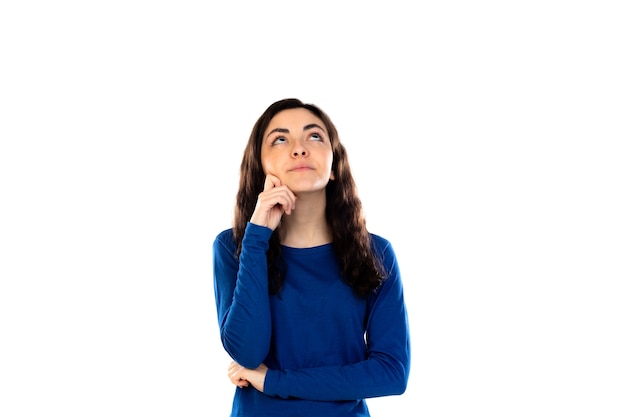 Adorabile ragazza adolescente con maglione blu isolato su un muro bianco