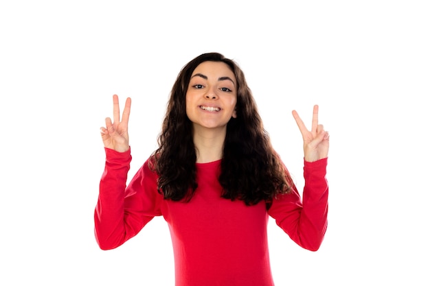 Adorabile ragazza adolescente con maglione rosso isolato su un muro bianco