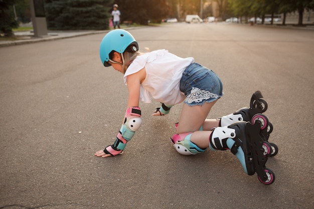 Adorabile ragazza che si gode i rollerblade all'aperto