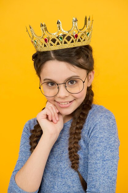 Adorabile ragazza con gli occhiali. Principessa sorridente felice. Ottimo allievo. Successo e felicità. La principessa più intelligente. Principessa intelligente. Bambina intelligente indossare occhiali da vista. Bambino intelligente. Educazione reale.