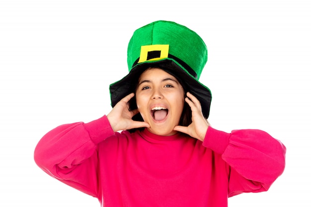 Adorabile ragazza con un grande cappello verde