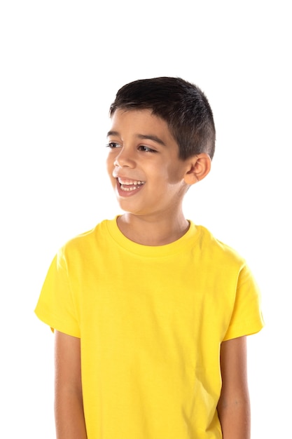 Adorabile ragazzo latino che indossa una maglietta gialla isolata su uno sfondo bianco
