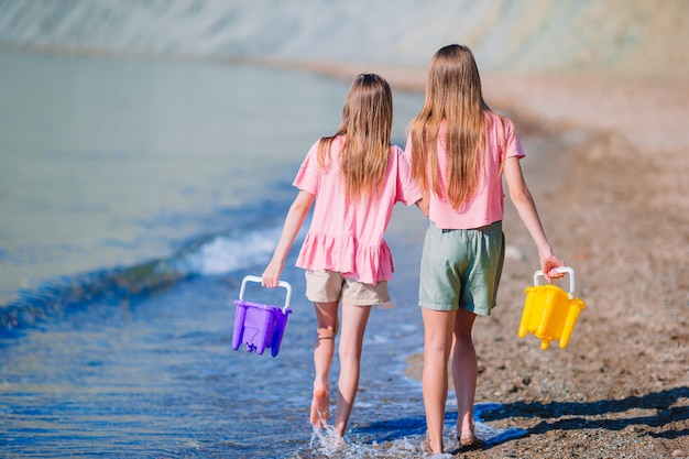 Adorabili bambine divertendosi sulla spiaggia