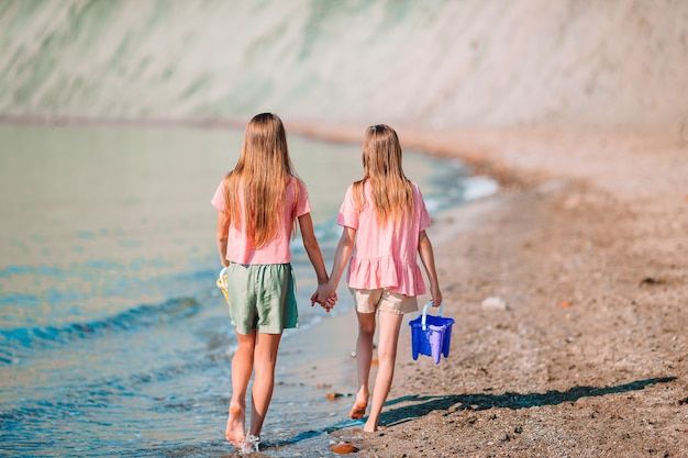 Adorabili bambine divertendosi sulla spiaggia