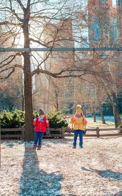 Adorabili bambine divertirsi a Central Park a New York City