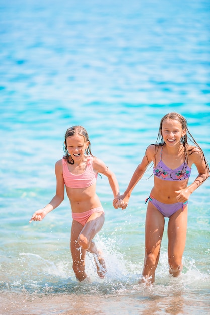 Adorabili bambine divertirsi sulla spiaggia