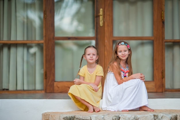 Adorabili bambine in vacanza esotica estiva