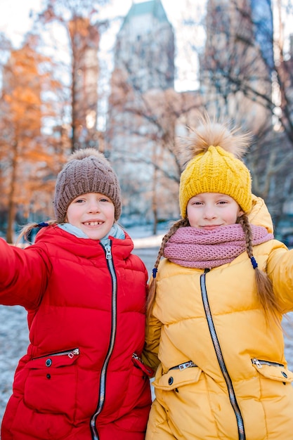 Adorabili bambine si divertono a Central Park a New York City