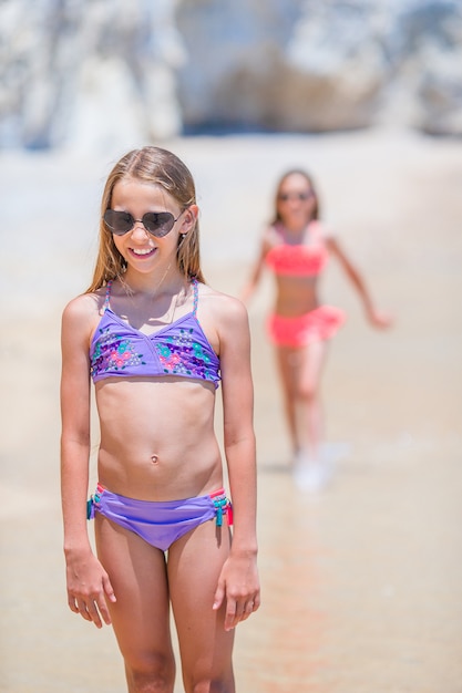 Adorabili bambine si divertono molto in spiaggia.