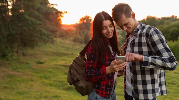 Adorabili giovani coppie che passano in rassegna il telefono cellulare