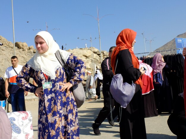 adoratore musulmano a Jabal Rahmah o Monte Misericordia a Mecca hajj e umra per il pellegrinaggio musulmano