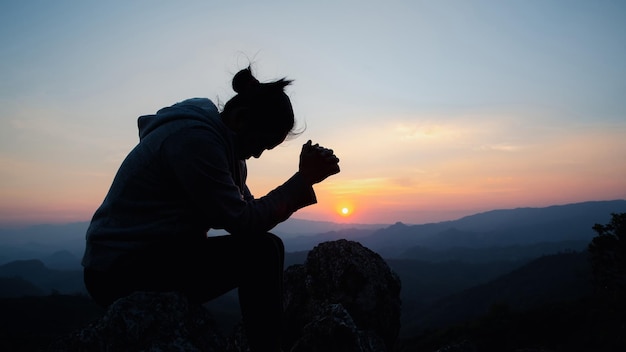 Adorazione della donna al tramonto